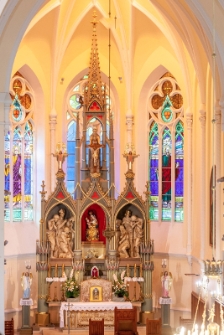 Ołtarz gł&oacute;wny - Kości&oacute;ł rzymskokatolicki pw. św. Wojciecha w Wąwolnicy