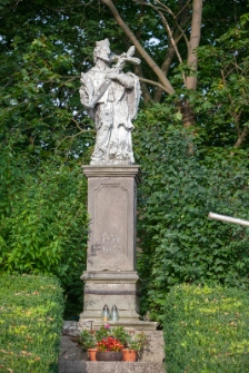 Figura Jana Nepomucena - Kości&oacute;ł rzymskokatolicki pw. św. Wojciecha w Wąwolnicy