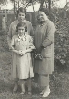 Rozalia Hoenigsfeld z domu Obersztern (od lewej) z córką Ruth Hoenigsfeld i siostrą Cywia Rozen z domu Obersztern (po prawej)