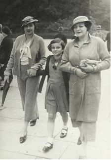 Rozalia Hoenigsfeld z domu Obersztern (po lewej) z córką Ruth Hoenigsfeld i siostrą Cywią Rozen z domu Obersztern