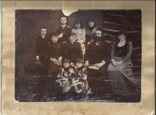 Dyna Flam-Grad z domu Blumenberg i Ela Grad (w środku), Josek Grad (w drugim rzędzie pierwszy z prawej), Laja Obersztern z domu Flam-Grad (w trzecim rzędzie druga od lewej)