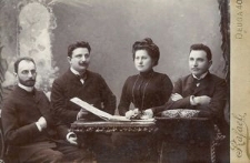 Laja Obersztern z domu Flam-Grad i Dawid Obersztern (w środku)