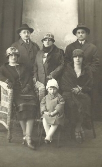 Rozalia Hoenigsfeld z domu Obersztern (po prawej) z c&oacute;rką Ruth Hoenigsfeld (dziewczynka)