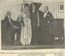 Rozalia Hoenigsfeld z domu Obersztern [po prawej] podczas występu