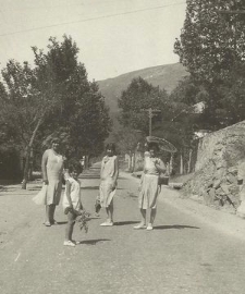 Rozalia Hoenigsfeld nee Obersztern (pierwsza z lewej) z c&oacute;rką Ruth Hoenigsfeld (dziewczynka z przodu)