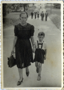 Maria Sobczak z synem, podczas spaceru w Ogrodzie Saskim w Lublinie