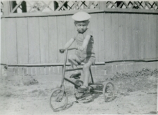 Jan Zuch pod altaną przy ulicy Włościańskiej 3