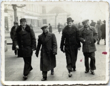 Jan Sobczak z przyjaci&oacute;łmi na Krakowskim Przedmieściu w Lublinie