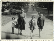 Maria Zuch z d. Sobczak z synami w Ogrodzie Saskim w Lublinie
