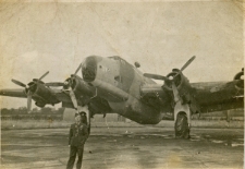 Sierżant pilot Kazimierz Sobczak na lotnisku podczas służby wojskowej w Wielkiej Brytanii