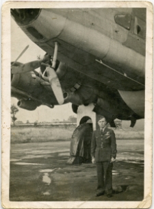 Sierżant pilot Kazimierz Sobczak przy samolocieHandley Page H.P.57 Halifax.