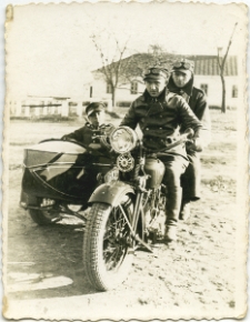 Polscy żołnierze na motocyklu