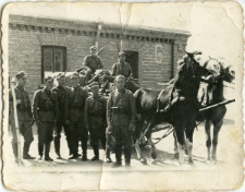 Kazimierz Sobczak wśród zołnierzy, podczas szkolenia wojskowego w Kowlu
