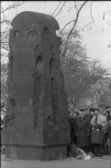 Uroczystość pod pomnikiem Eksterminacji Ludności Żydowskiej (Ofiar Getta)