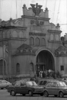 Wejście gł&oacute;wne dworca kolejowego PKP w Lublinie