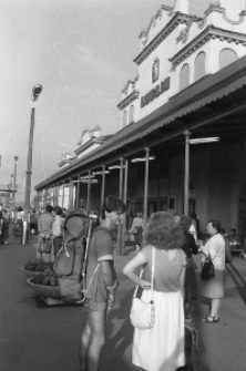 Dworzec Kolejowy PKP. Widok od strony peron&oacute;w