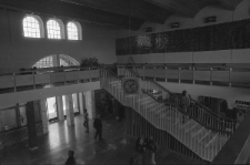 Dworzec Kolejowy PKP. Widok na halę gł&oacute;wną z antresoli