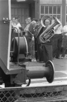 Dworzec Kolejowy PKP. Grupa muzyk&oacute;w na peronie