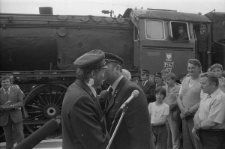 Dworzec Kolejowy PKP. Gest przyjaźni przedstawicieli kolei