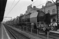 Dworzec Kolejowy PKP. Pociąg stojący na peronie