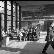 Wnętrze hali głównej dworca autobusowego PKS w Lublinie