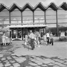 Wejście gł&oacute;wne do hali dworca autobusowego PKS w Lublinie