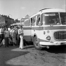 Pasażerowie wsiadający do autobusu na dworcu PKS w Lublinie