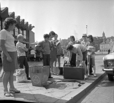 Grupa pasażer&oacute;w przed wejściem gł&oacute;wnym do hali dworca autobusowego PKS w Lublinie