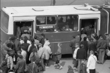 Pasażerowie wsiadający do autobusu numer 34