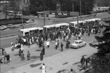 Pasażerowie wsiadający do autobusu numer 34