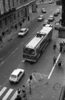 Trolejbus jadący po Krakowskim Przedmieściu