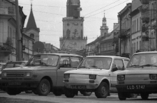 Samochody zaparkowane na Krakowskim Przedmieściu