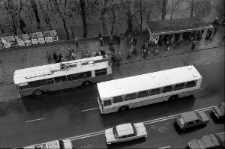 Przystanek autobusowy na Alejach Racławickich obok Ogrodu Saskiego