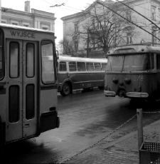 Autobusy i trolejbus na Krakowskim Przedmieściu przy Sądzie Okręgowym