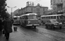 Przystanek autobusowy na Alejach Racławickich obok Ogrodu Saskiego