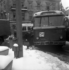 Pasażerowie wysiadający z trolejbusu na ul. Królewskiej