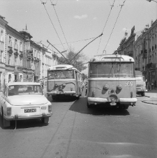 Kierowca podłączający trolejbus do linii trakcyjnej na Krakowski Przedmieściu