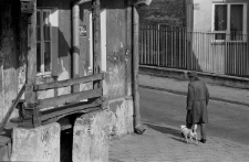 Mężczyzna spacerujący z psem po ulicy Dolnej Marii Panny