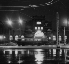 Nocny Lublin - widok z placu Michała W&oacute;jtowicza na fasadę dworca kolejowego