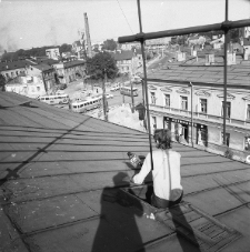 Widok z dachu kamienicy przy ulicy 1 Maja w stronę ulicy Wolskiej