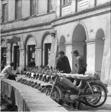 Motorowery przed sklepem na Placu Zebrań Ludowych w Lublinie