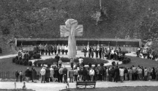 Uroczystość przed Pomnikiem straconych więźni&oacute;w Zamku Lubelskiego