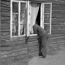 Okno drewnianego domu na osiedlu barak&oacute;w ulicy Mełgiewskiej w Lublinie