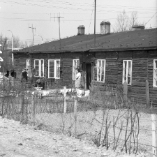 Jeden z budynk&oacute;w na osiedlu barak&oacute;w przy ulicy Mełgiewskiej w Lublinie