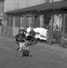 Uliczne życie na osiedlu baraków przy ulicy Mełgiewskiej w Lublinie