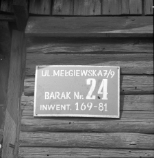 Tabliczka baraku nr 27 na ulicy Mełgiewskiej w Lublinie