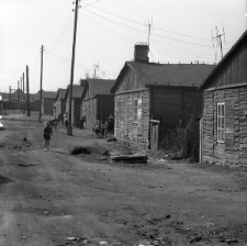Widok rzędu barak&oacute;w na ulicy Mełgiewskiej w Lublinie