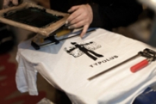 Warsztaty sitodruku prowadzone przez Bartłomieja Bernata podczas Typoluba 2012