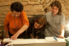 Warsztaty introligatorskie prowadzone przez Krystynę Łuszczew podczas Typoluba 2012