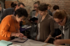 Warsztaty introligatorskie prowadzone przez Krystynę Łuszczew podczas Typoluba 2012